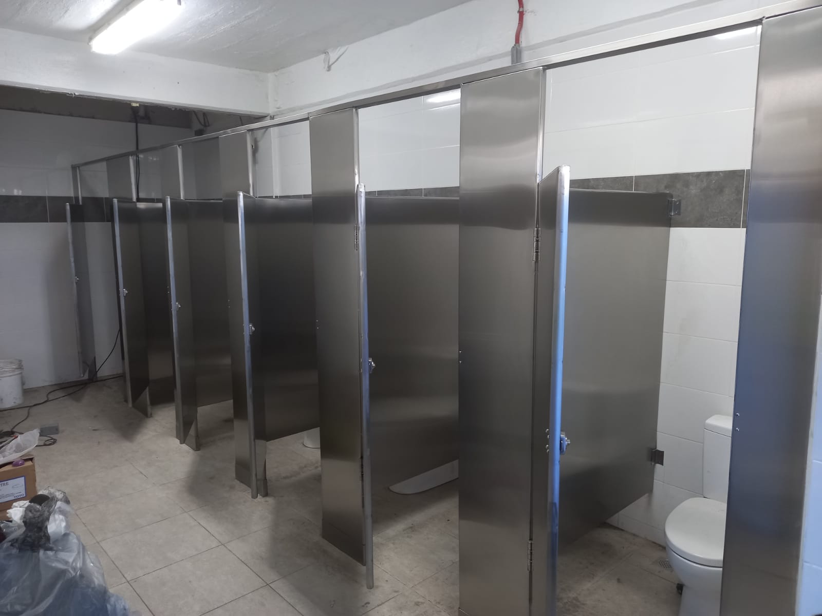 Divisiones de baño en acero